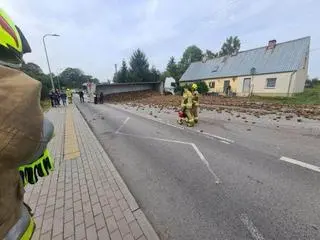Ciężarówka przewróciła się na bok, z naczepy wysypały się buraki