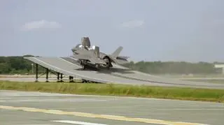 F-35 skacze ze skoczni
