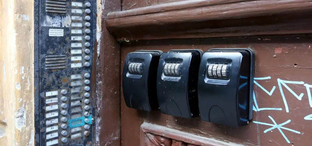 "To niszczy wspólnoty lokalne". Kto i dlaczego ma problem z Airbnb?