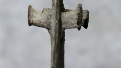 Znaleźli sztylet sprzed tysięcy lat. "Leżał dosłownie kilka centymetrów pod glebą"
