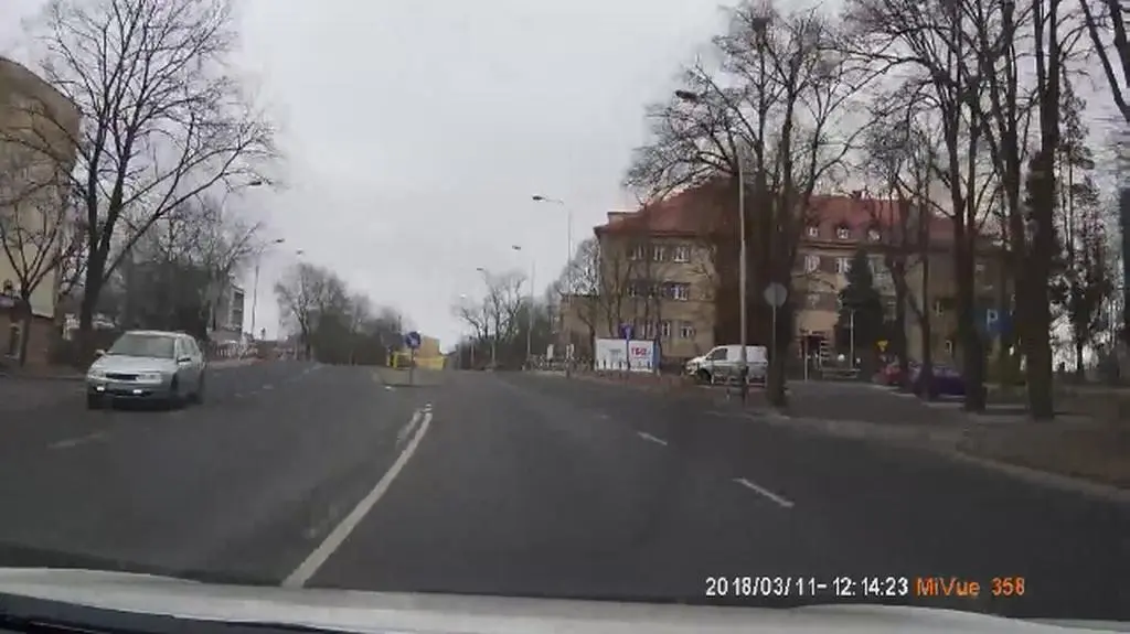 Przepuścił ją na pasach. Dostał buziaczki od starszej pani