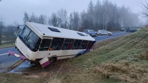 Autobus wpadł w poślizg i zderzył się z dwoma samochodami. Policja apeluje o ostrożność