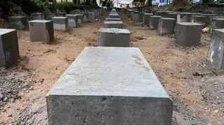 Palisadę tworzą betonowe bloczki