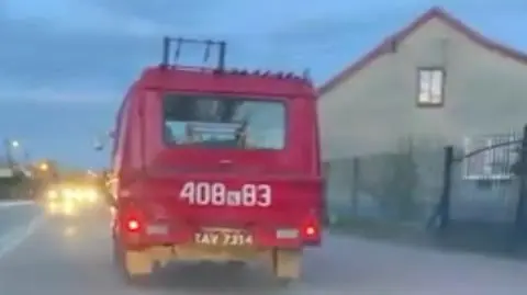 Strażacy jadą przez wieś i nadają komunikat. "Prosimy o pozostanie w domach w czasie nabożeństw"