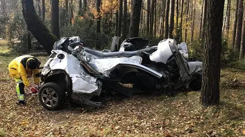 W wypadku zginął jeden mężczyzna, drugi jest w szpitalu. Policja ustala, który z nich siedział za kierownicą 