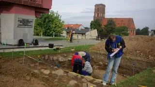 Udało im się natrafić na murowane fundamenty