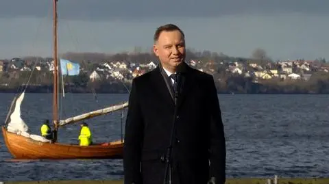 Protest grupy osób podczas przemówienia prezydenta Andrzeja Dudy