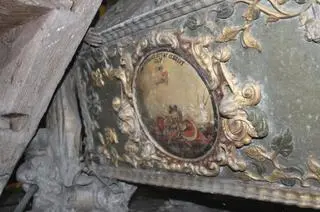 Malowany emblemat na długim boku skrzyni