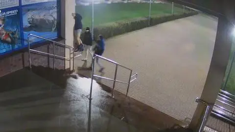 Ściągnął flagę i stracił spodnie