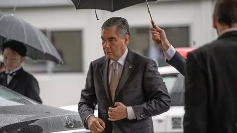 "Funkcjonariusze policji zakazują sklepowych kolejek liczących więcej niż cztery osoby"
