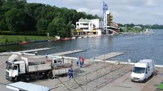 Na boisku występuje trzech zawodników plus bramkarz