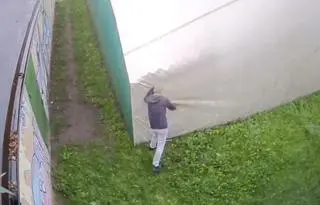 Policja: 19-latek rozciął namiot bez powodu