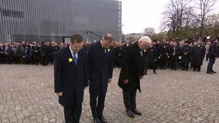 Prezydenci Polski, Niemiec i Izraela pokłonili się przed Pomnikiem Bohaterów Getta w Warszawie