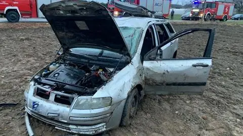 Jego samochód dachował. Mężczyzna wypadł z pojazdu. Zginął na miejscu
