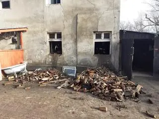 Paliło się drewno na opał zgromadzone na parterze