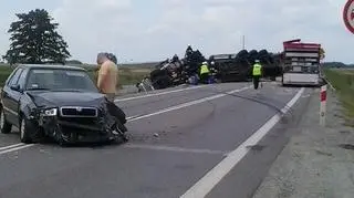 Kierowca ciężarówki chciał uniknąć zderzenia ze skodą, wiec skręcił na pobocze
