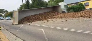 Ciężarówka przewróciła się na bok, z naczepy wysypały się buraki