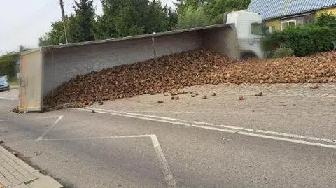 Ciężarówka przewróciła się na bok, z naczepy wysypały się buraki