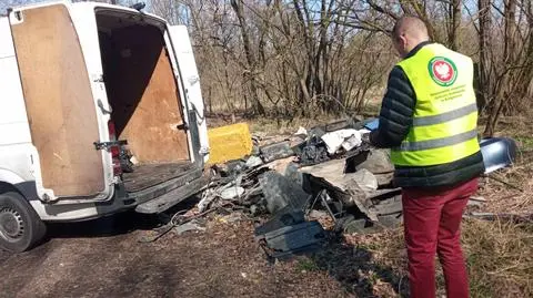 Wyrzucali śmieci do lasu, drogą jechali inspektorzy ochrony środowiska
