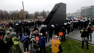 Policja otoczyła kordonem pomnik smoleński w czasie protestu Strajku Kobiet