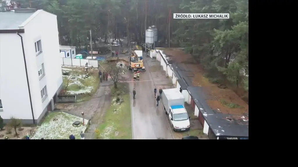 Zapadlisko tuż przy blokach