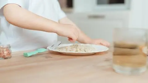 Ostrzeżenie przed partią talerzy. "Potwierdzono migrację ołowiu"