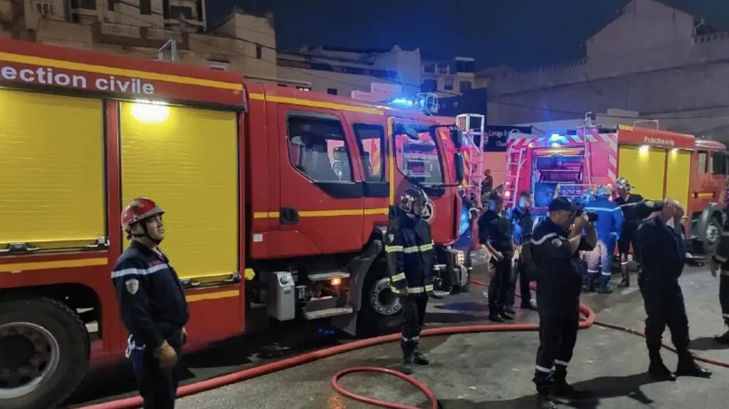 Algierska Służba Ochrony Cywilnej walczy z pożarem