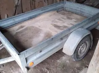 Mężczyzna sprzedał przyczepę należącą do sąsiada