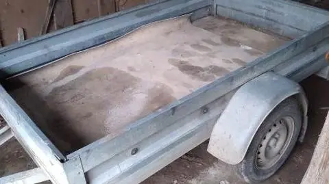 Zauważył, że ktoś chce zabrać jego przyczepę. Okazało się, że sprzedał ją sąsiad