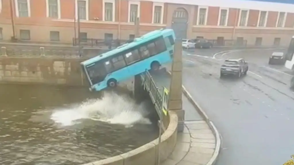 Moment upadku autobusu 