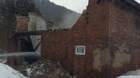 Runęła ściana stodoły, czterech strażaków jest rannych