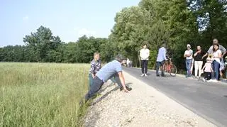 Mieszkańcy chcą poszerzenia i obniżenia remontowanej drogi 