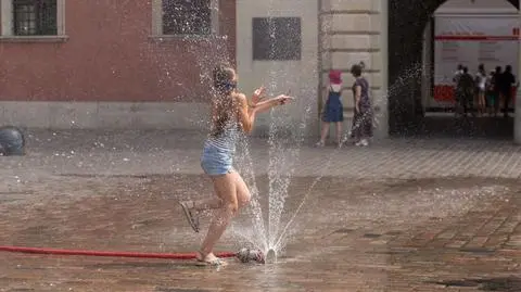 "Z upałami nie ma żartów". Ile pić i co jeść w czasie spiekoty