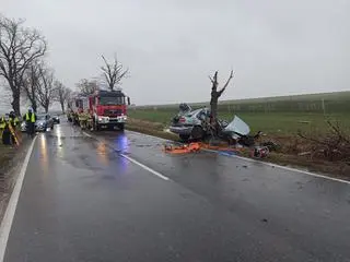 Osobowe volvo zawinęło się na drzewie