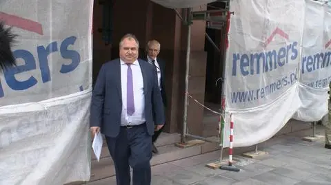 Ambasadr Rosji wychodzi z MSZ
