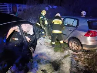 W wyniku zderzenia dwóch osobówek ranne zostały dwie młode kobiety 