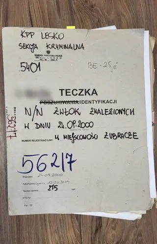 Teczka dokumentująca policyjne działania w sprawie identyfikacji zwłok znalezionych na Matragonie