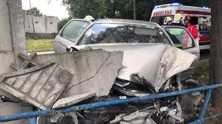 Samochód przebił betonowe ogrodzenie stadionu