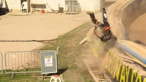 Koszmarny wypadek w Rydze. Zawodnik wyleciał poza bandę