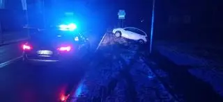 35-latka, uciekając przed policją, uderzyła w latarnię i wpadła do rowu