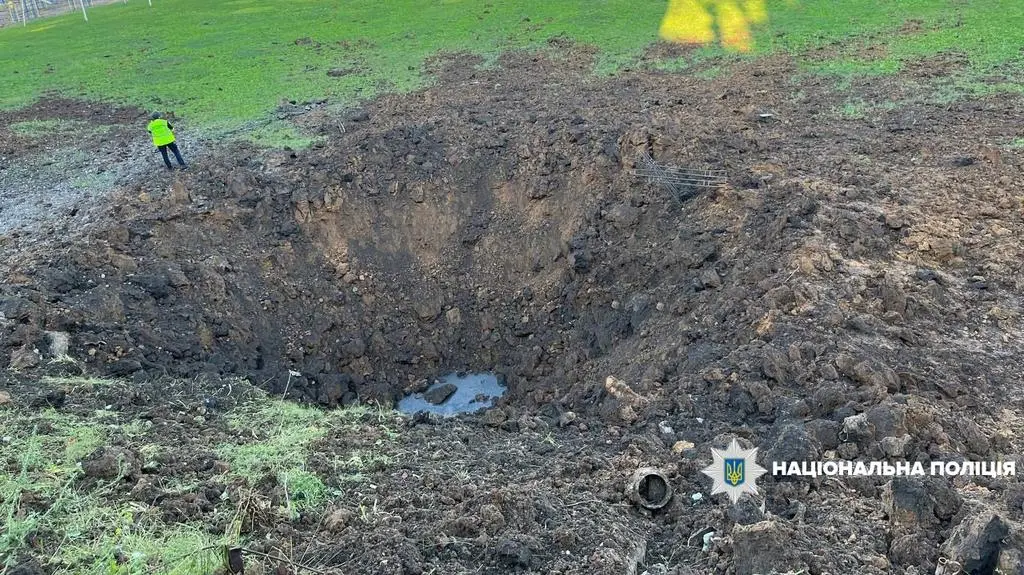 Miejski stadion w Charkowie po uderzeniu rosyjskiej rakiety S-300 
