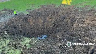Miejski stadion w Charkowie po uderzeniu rosyjskiej rakiety S-300 