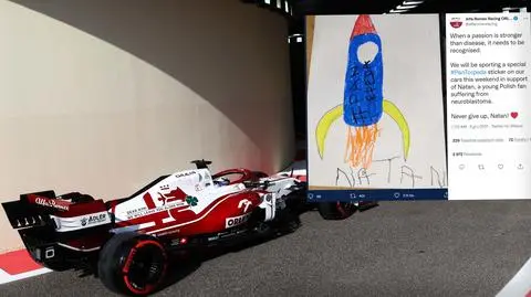 Rysunek chorego chłopca na bolidach Formuły 1