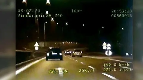 Uciekał z prędkością 200 km/h, rozbił auto na barierkach 