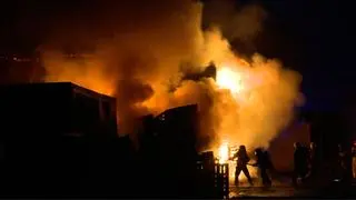 Ogień szybko zajmował kolejne drewniane powierzchnie