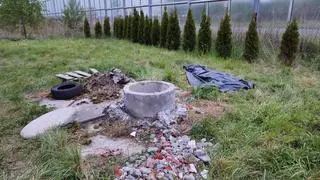 Stryków. Kobieta wpadła do szamba