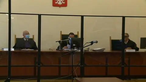 Dwuletni Wiktor siedział prawdopodobnie na kolanach matki, gdy ta zadawała mu ciosy nożem