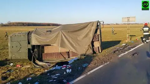 Ciężarówka na boku, ponad 20 żołnierzy poszkodowanych. Prokuratura bada okoliczności wypadku