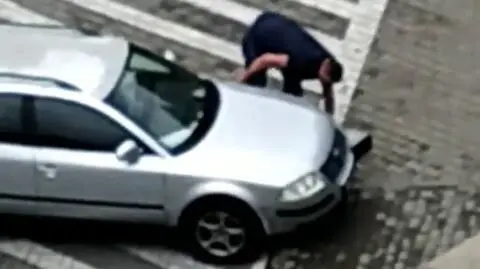 Spieszył się, więc sam ściągnął blokadę z koła i odjechał. Asystent Beaty Kempy przeprasza
