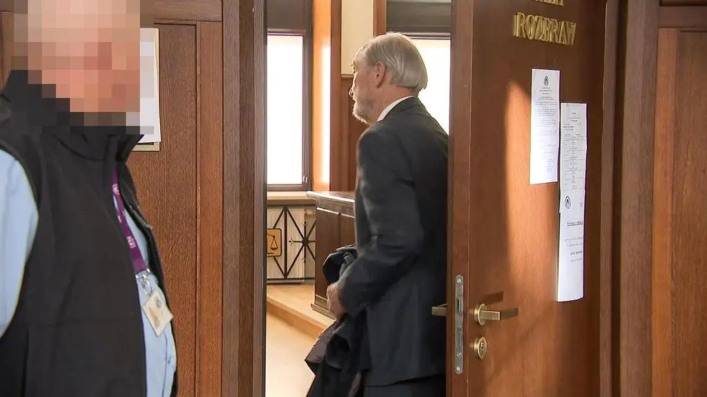 Antoni Macierewicz próbuje wejść na salę rozpraw